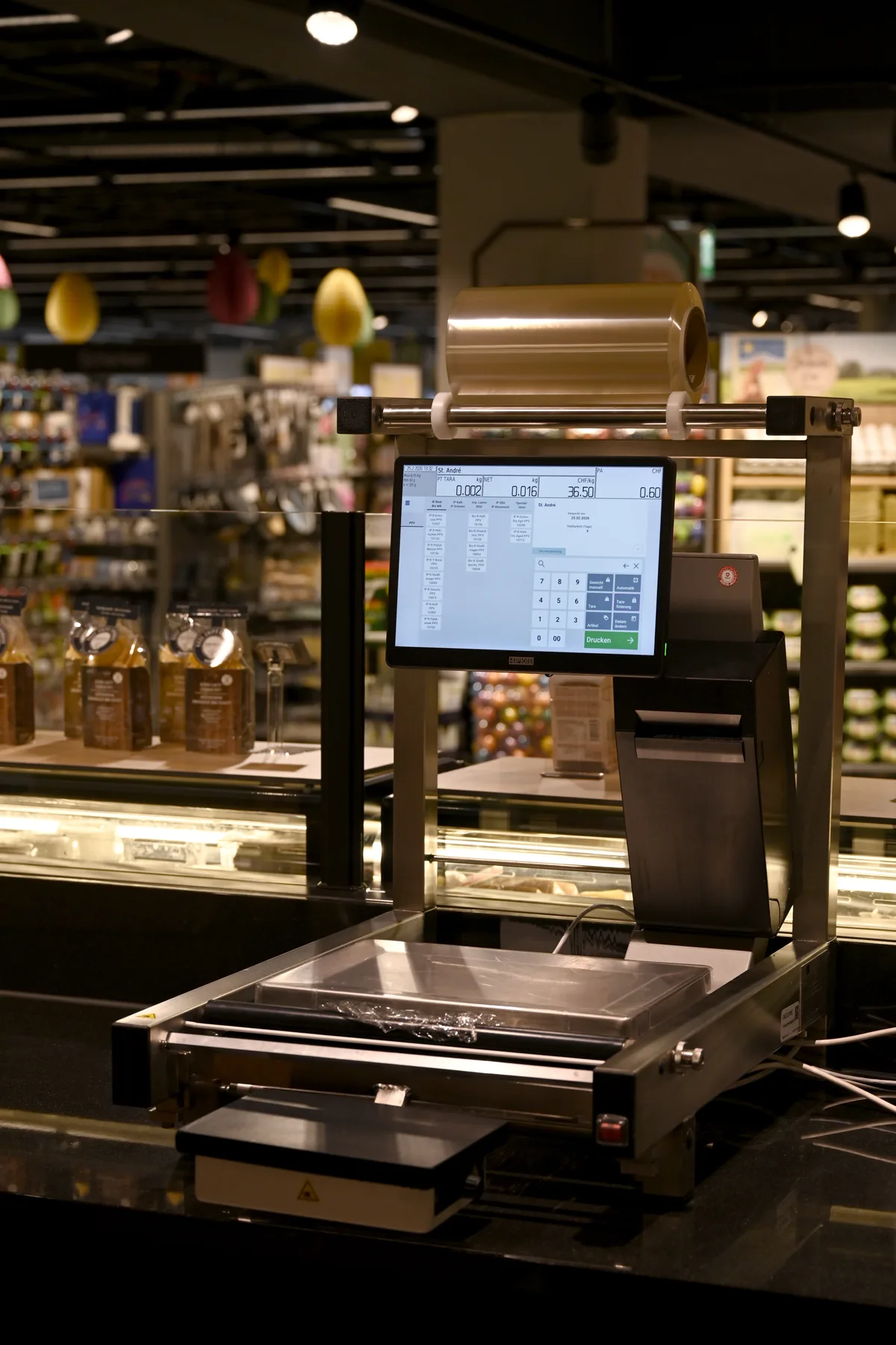 Es ist die Käsetheke der Migros in Egg zu sehen.